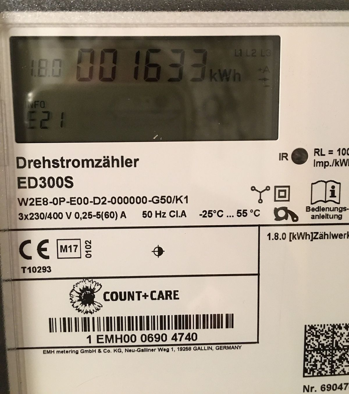 Elektronischer Drehstromzähler mit Display, Typschild und Strichcode mit Identifikationsnummer